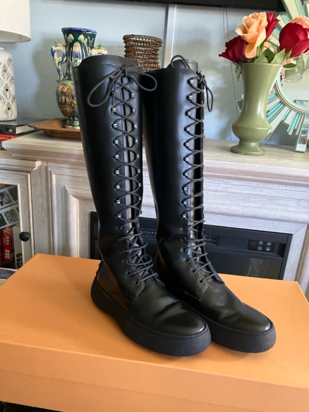Tod’s STUNNING Luxury boots- size euro 40 or 9.5 US Women’s NWT - Picture 3 of 8